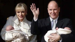 Το πριγκιπικό ζεύγος του Μονακό παρουσίασε σήμερα τα δίδυμα μωρά του
