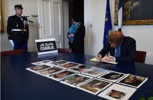 Ο πρίγκιπας Χάρρυ υπογράφει το βιβλίο συλλυπητηρίων στη Γαλλική Πρεσβεία