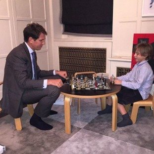 Ο πρίγκιπας Παύλος σε παιχνίδι σκακιού με τον γιο του