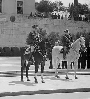 Η παρέλαση της 25ης Μαρτίου 1964: Ο νέος βασιλιάς Κωνσταντίνος έφιππος αποθεώνεται από τον λαό