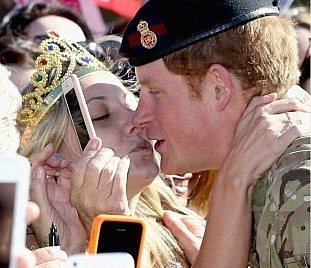Όταν ο πρίγκιπας Χάρι απάντησε στην πρόταση γάμου νεαρής ξανθιάς με ένα φιλί στο στόμα!