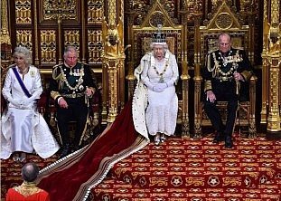 Δημοψήφισμα για ενδεχόμενο Brexit ανακοίνωσε η βασίλισσα Ελισάβετ στην Έναρξη των εργασιών του Κοινοβουλίου