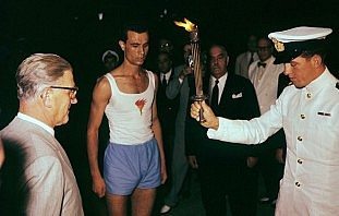 13 Αυγούστου 1960: Ο Διάδοχος Κωνσταντίνος παραδίδει την Ολυμπιακή Φλόγα