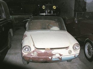 Ακόμα σαπίζουν τα βασιλικά αυτοκίνητα στο Τατόι