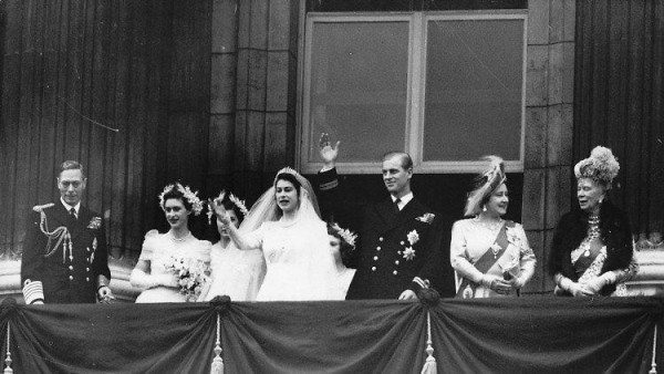 The-royal-party-waves-to-the-crowd-from-the-balcony-of-Buckingham-Palace
