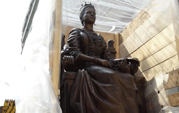 Τοποθετήθηκε το άγαλμα της βασίλισσας Όλγας στην Θεσσαλονίκη