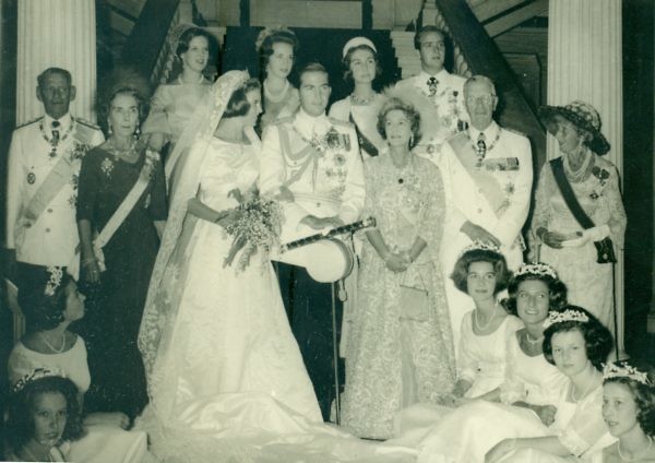 Πρωτοσέλιδα περιοδικών από τους βασιλικούς γάμους Κωνσταντίνου - Άννας Μαρίας