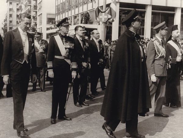 Ο πρίγκιπας Γκολάμ-Ρεζά του Ιράν στην κηδεία του βασιλέως Παύλου