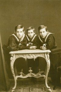 O Nικόλαος στο μέσον της φωτογραφίας με τον αδερφό του και Διάδοχο Κωνσταντίνο δεξιά και τον δευτερο αδέρφο του Γεώργιο. Απουσιάζει απο την φωτογραφία ο τρίτος του αδερφός Ανδρέας.