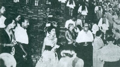 Η Βασίλισσα Φρειδερίκη και Βασιλέας Παύλος καθώς λαμβάνουν θέσεις εις το Αρχαίο Θέατρο της Επιδαύρου.