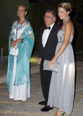 Η Ινφάντα Έλενα της Ισπανίας με την πριγκίπισσα Βικτώρια των Βουρβώνων και τον σύζυγο της Βικτώριας , εφοπλιστή Μαρκο Νομικό.