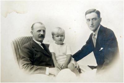 Αριστερά ο Μεγάλος Δούκας της Ρωσίας, Πέτρος Νικολάγιεβιτσ( πσπούς του Νίκολα) ο ίδιος ως μικρό παιδί και ο πατέρας του Πρίγκιπας Ρομάν Πέτροβιτσ. (c) Royal Russia , Paul Gilbert.