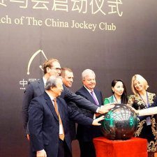 Ο εγγονός της Βασίλισσας Ελισάβετ λανσάρει το Jockey Club της Κίνας!