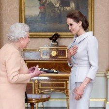 H διάσημη ηθοποιός Angelina Jolie τιμήθηκε σήμερα από την Βασίλισσα Ελισάβετ