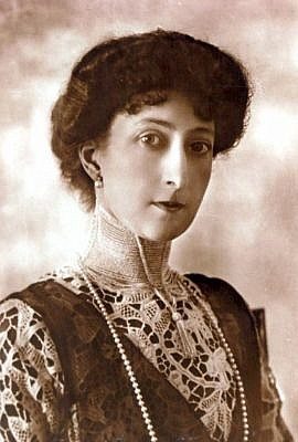 Η πριγκίπισσα Μώντ της Αγγλίας, κόρη του βασιλιά Εδουάρδου 7ου και της βασίλισσας Αλεξάνδρας (αδερφή του Γεωργίου Α΄της Ελλάδος). Η Μώντ έγινε βασίλισσα της Νορβηγίας το 1905.