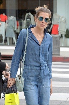 Charlotte-Casiraghi-shopping-Malibu-7