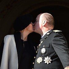 Πρίγκιπας Αλβέρτος-Πριγκίπισσα Σαρλίν του Μονακό: Το «αναπάντεχο» φιλί στο στόμα από το μπαλκόνι του παλατιού