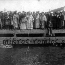 Όταν το 1917 ο αγιασμός των υδάτων στον Πειραιά μετατράπηκε σε πρωτοφανή διαδήλωση υπέρ του βασιλιά Κωνσταντίνου
