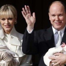 Το πριγκιπικό ζεύγος του Μονακό παρουσίασε σήμερα τα δίδυμα μωρά του