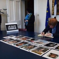 Ο πρίγκιπας Χάρρυ υπογράφει το βιβλίο συλλυπητηρίων στη Γαλλική Πρεσβεία