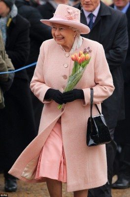 253E2A3900000578-2935242-The_Queen_sported_a_spring_time_ensemble_of_a_pastel_pink_coat_a-m-26_1422808432218