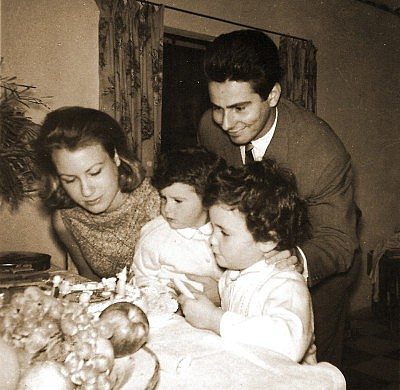 Ο αείμνηστος Μιλτιάδης Έβερτ, η σύζυγός του Λίζα Έβερτ Βάντερπουλ μαζί με τις κόρες τους Ιλεάνα και Αλεξία.  