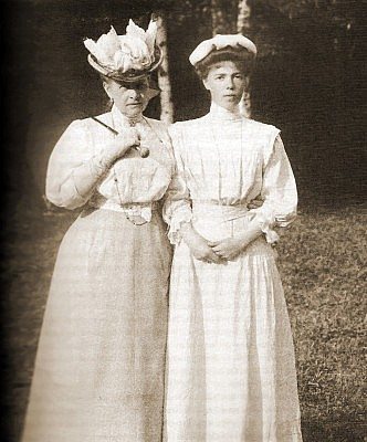 Η μεγάλη Δούκισσα Όλγα (δεξιά), περίπου 16 ετών, στο Peterhof με τη θεία και νονά της Βασίλισσα Όλγα της Ελλάδας.  Οι δύο γυναίκες ήταν πολύ αγαπημένες. 