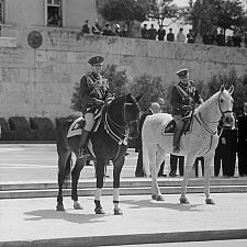 Η παρέλαση της 25ης Μαρτίου 1964: Ο νέος βασιλιάς Κωνσταντίνος έφιππος αποθεώνεται από τον λαό