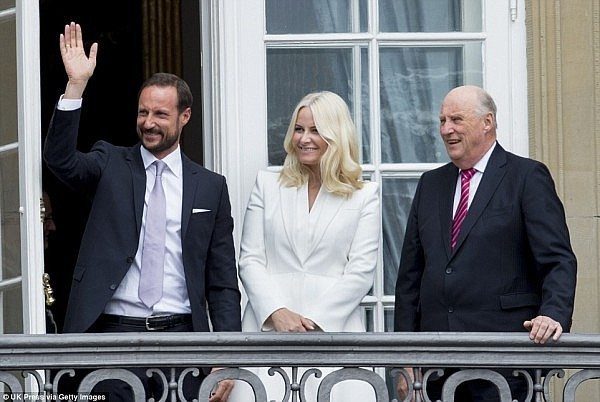 27A0E8B200000578-3041916-Support_Norway_s_Crown_Prince_Haakon_Crown_Princess_Mette_Marit_-a-69_1429196654654