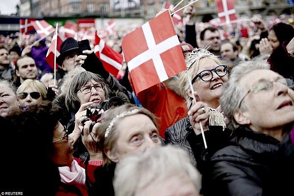 27A1B46E00000578-3041916-Outpouring_Thousands_gathered_outside_the_Amalienborg_Palace_and-a-59_1429196654136