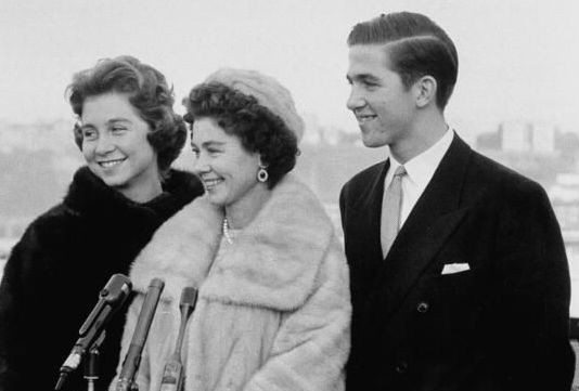 cropped-queen-frederica-center-queen-sophia-and-king-constantine-ii1