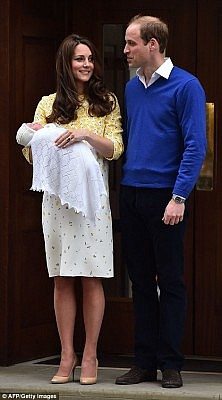 283DDF1800000578-3044227-Kate_and_William_proudly_hold_their_new_baby_daughter_on_the_ste-a-60_1430587226611