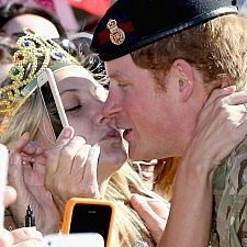 Όταν ο πρίγκιπας Χάρι απάντησε στην πρόταση γάμου νεαρής ξανθιάς με ένα φιλί στο στόμα!