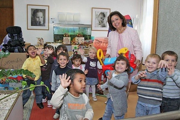 princess-katherine-delivers-donations-to-children-in-zvecanska-centre-and-shelter-for-abused-children[1]