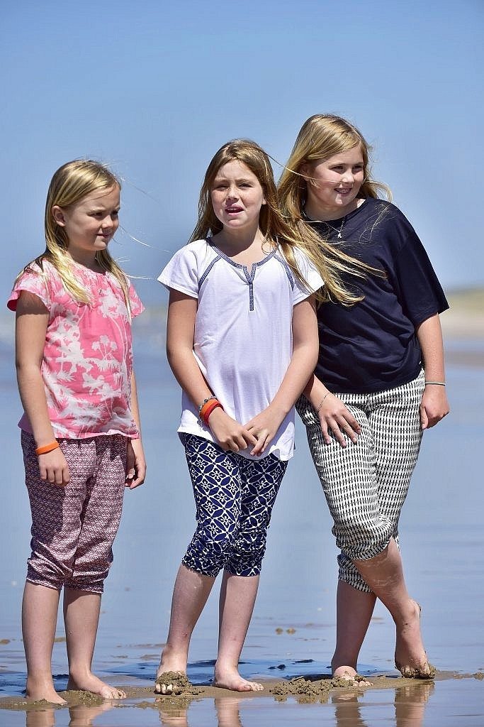 2015-07-10 14:50:32 DEN HAAG - Koning Willem-Alexander en koningin Maxima poseren samen met de prinsesjes Ariane, Amalia en Alexia tijdens de jaarlijkse fotosessie op het strand bij het natuurgebied Meijendel in Wassenaar. ANP ROYAL IMAGES ROBIN VAN LONKHUIJSEN