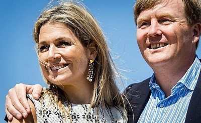 2015-07-10 14:40:45 WASSENAAR - Koning Willem-Alexander en koningin Maxima poseren samen met de prinsesjes Ariane, Amalia en Alexia tijdens de jaarlijkse fotosessie op het strand bij het natuurgebied Meijendel in Wassenaar. ANP ROYAL IMAGES KOEN VAN WEEL