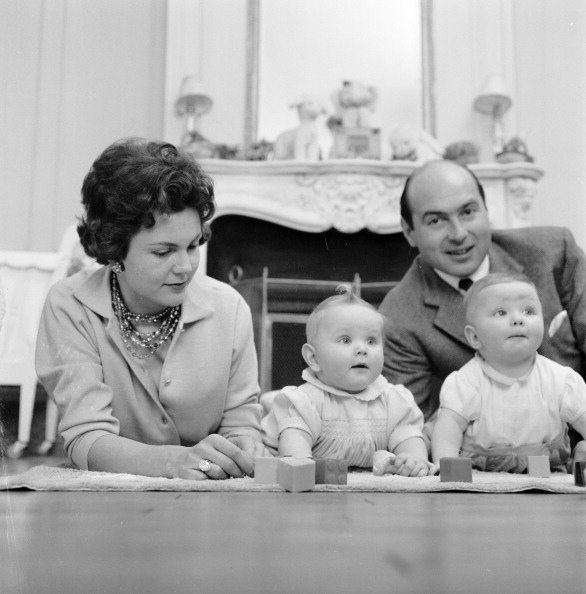 Rendezvous With Maria Pia De Savoie, Her Husband Alexander Of Yugoslavia And Their Twins. Mars 1959, portrait de famille avec Maria Pia et son mari Alexandre de Yougoslavie et leurs 2 jumeaux  Michel et Dimitri âgés de neuf mois. Dans une chambre, les deux bebes allogés par terre jouent aux cubes encadres par leurs deux parents. (Photo by Jack Garofalo/Paris Match via Getty Images)