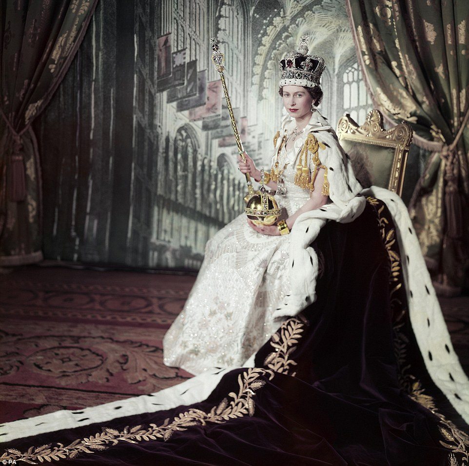 2b75bc6100000578-3202053-the_queen_poses_on_her_coronation_day_on_2_june_1953_in_her_crow-m-18_1439902377958