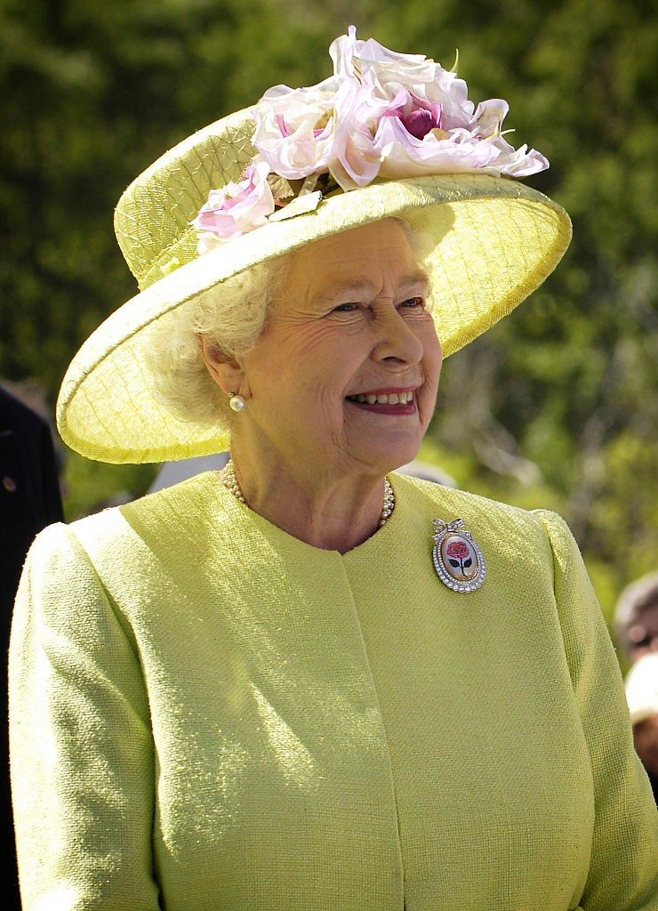 Elizabeth_II_greets