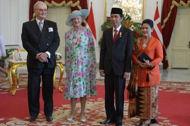 Danish Queen Margrethe II (2nd L), her husband Prince Consort Henrik (L), Indonesia's President Joko Widodo (2nd R) and his wife Iriana Widodo (R) pose for photographers at the presidential palace in Jakarta on October 22, 2015. Denmark's Queen Margrethe II is on a three-day state visit to Indonesia, accompanied by the Danish foreign minister and a trade delegation. AFP PHOTO / ADEK BERRY