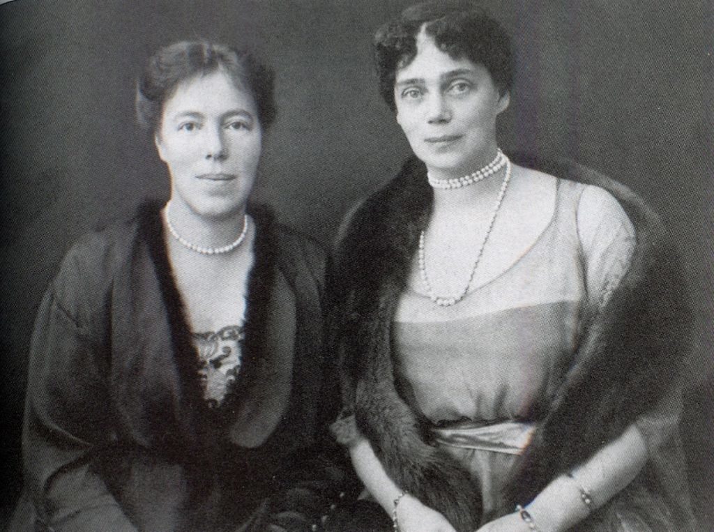 XENIA AND OLGA19250001