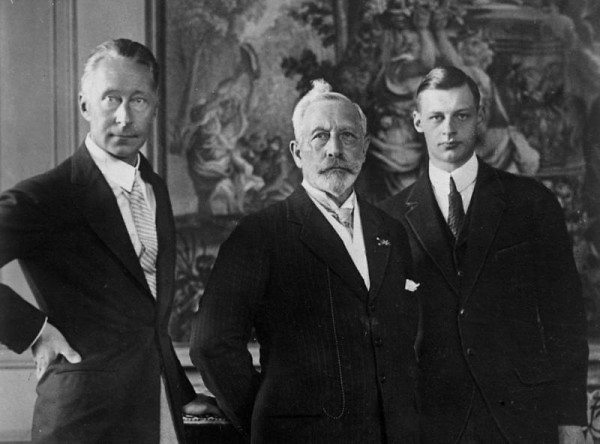 von links nach rechts: Kronprinz Wilhelm, Kaiser Wilhelm II. Prinz Wilhelm