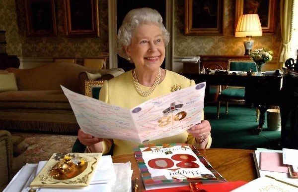 Queen liest Gl¸ckw¸nsche zu ihrem 80. Geburtstag