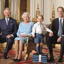 Ο μικρός πρίγκιπας Γεώργιος «κλέβει» την παράσταση σε οικογενειακή φωτογραφία