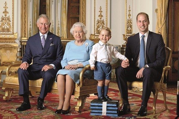 Ο μικρός πρίγκιπας Γεώργιος "κλέβει" την παράσταση σε οικογενειακή φωτογραφία