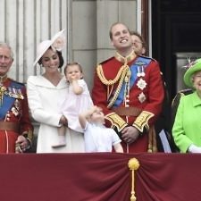 Η στρατιωτική παρέλαση για τους εορτασμός των γενεθλίων της βασίλισσας Ελισάβετ στο Λονδίνο.