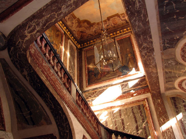 ambassade-italie-paris-grand-escalier