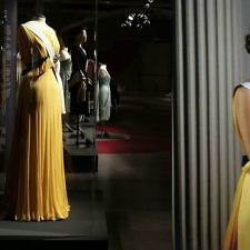 Ένα Βασιλικό φόρεμα στην έκθεση «Ελληνική Μόδα: 100 Χρόνια έμπνευσης και δημιουργίας»